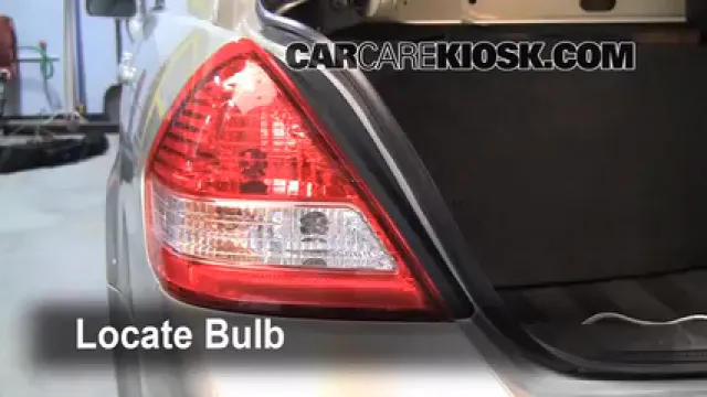 2008 Nissan Versa S 1.8L 4 Cyl. Sedan Luces Luz de reversa (reemplazar foco)